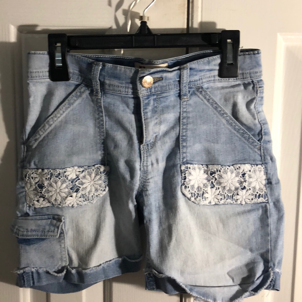 Levi Chelsea low rise shorts!